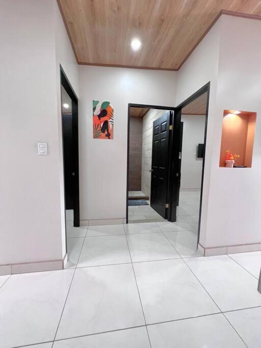 Orange Apartment 5 Min Aeropuerto Juan Santamaria Alajuela Buitenkant foto